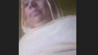 Pakistani MILF shows off in erotic video
