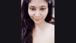 Cute Indian girl flaunts her body in a steamy video