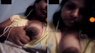 Beautiful Sri Lankan woman reveals her body on video call