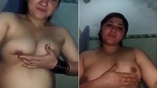 Pakistani bhabhi reveals her naked body