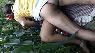 Indian couple has outdoor sex in public