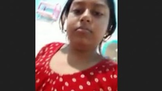 Attractive bhabi flaunts her breasts in seductive video