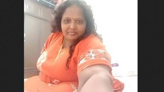 Fatty Desi aunty flaunts her big boobs and sexy pussy