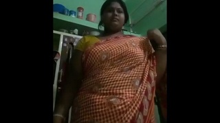 Mature Indian BBW Bhabhi in South Indian porn video
