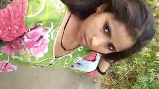 Desi babe gets fucked outdoors in a village