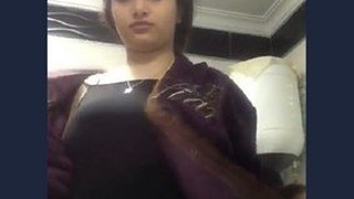Cute desi wife shows off her beauty in a steamy video