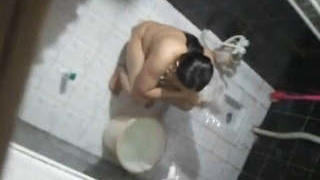 Hidden camera captures Paki bhabhi's steamy bath session