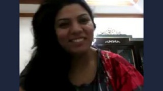 Pakistani bhabhi flaunts her large breasts