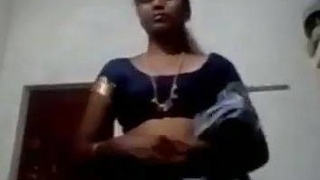 Sari reveals Tamil maami's naked body