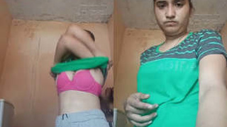 Indian babe flaunts her naked body in a steamy video