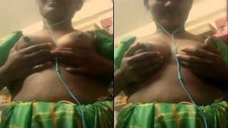 Desi bhabhi gets naughty on video call