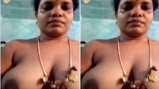 Desi Bhabhi indulges in a sensuous bathing session