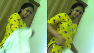 Desi girl films her roommate and shares it with her boyfriend