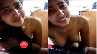 Cute Indian girl reveals her breasts in seductive video