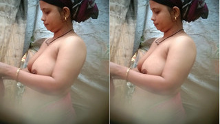 Indian amateurs record their bathing in Bakhbhi village in exclusive video