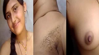 Sexy Indian girl flaunts her pussy in live video