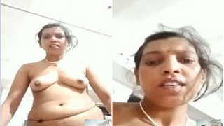 Desi bhabhi flaunts her body in exclusive paid porn video