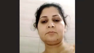 Indian bhabhi masturbates with her fingers