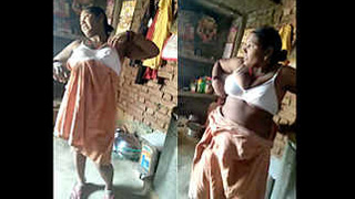 Aunty's bath time fun in desi video