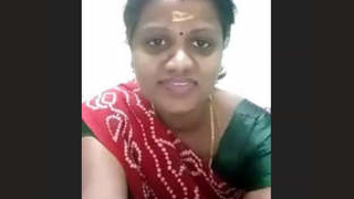 Tamil aunty's seductive saree play in a striptease video