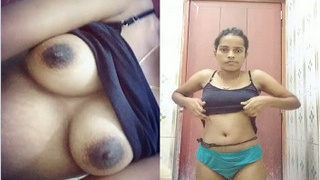 Amateur Desi reveals her perfect boobs and pussy in exclusive video