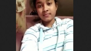 Sweet Indian girl reveals her body in a seductive video