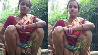 Odia bhabhi takes selfies while peeing in public