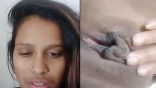 Horny girl in live sex chat session satisfies her desires