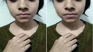 Sultry Indian babe flaunts her assets in a tantalizing video