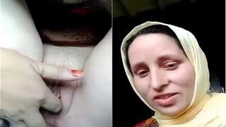 Pakistani bhabhi masturbates with her fingers