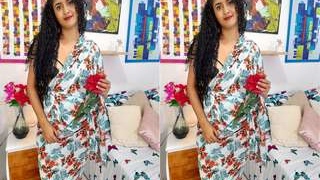 Hot Indian babe performs live for the camera