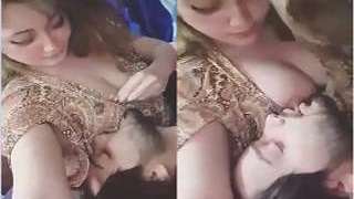 Pakistani GF gives a titjob to her lover