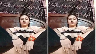 Pretty Pakistani girl shows off her pussy in a steamy video