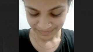 Indian girl flaunts her gorgeous boobs in a steamy video