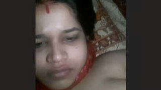 Desi bhabhi fondles her breasts and rubs them in a sensual manner