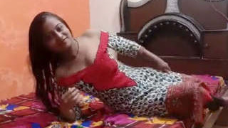 Indian girl gets intimate with her lover in her own home