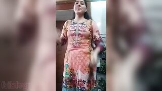 Pakistani girl Desi teases in sexy mms video