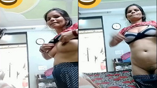 Desi aunty flaunts her big boobs and pussy on VK