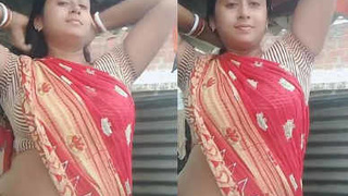 Aunty's homemade video in saree reveals her navel