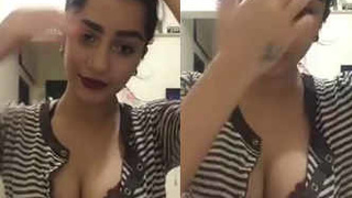 Desi babe flaunts her assets and chats with fans in a steamy video