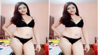 Amateur Indian babe Rajashree shows off her body and masturbates in the bathtub