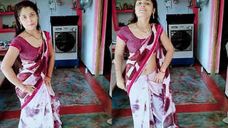 Desi x babe shows off her cute belly in a seductive dance