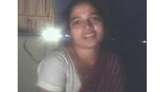 Desi housewife flaunts her body to neighbor in a naughty video