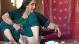 Mature Pakistani bhabhi has sex with young man