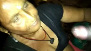 Desi bhabhi gives a blowjob in VDO