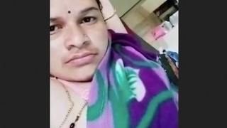 Seductive Desi bhabhi in steamy video