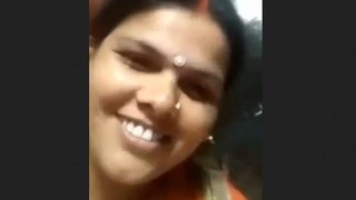 Bhabhi's solo video of her masturbating and showing off her pussy