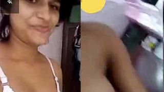 Indian college girl flaunts her body in a seductive video