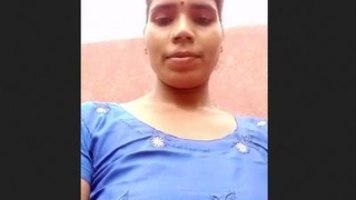 Desi bhabi in blue suit teasing with pussy in video