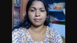 Tamil bhabhi flaunts her boobs in video call